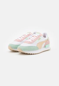 Zapatillas con un upper en blanco, rosa y verde menta, confeccionadas en materiales de ante y malla, con acentos en beige y una suela de goma texturizada.