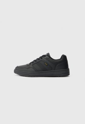 Zapatilla negra de caña baja con cordones en la parte frontal, paneles laterales texturizados y pequeño logo amarillo "Lee" en el lado exterior.