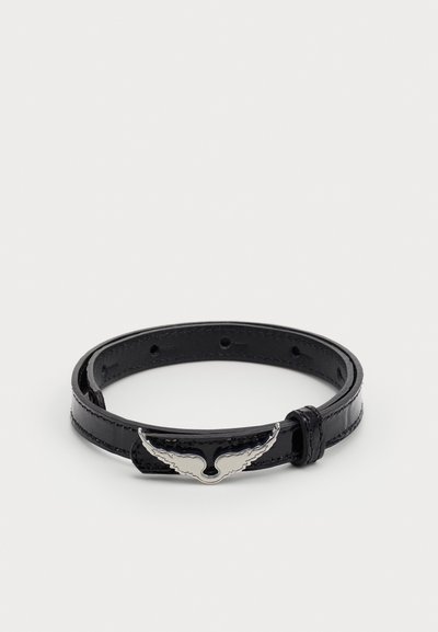 Schwarzes Lederarmband mit glänzender Oberfläche, ausgestattet mit einem silberfarbenen, flügelartigen Verschluss und mehreren Anpassungslöchern.