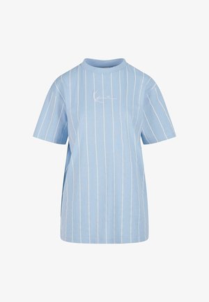 T-shirt bleu clair avec des rayures blanches horizontales, manches courtes, un col montant et un logo brodé discret sur le devant.