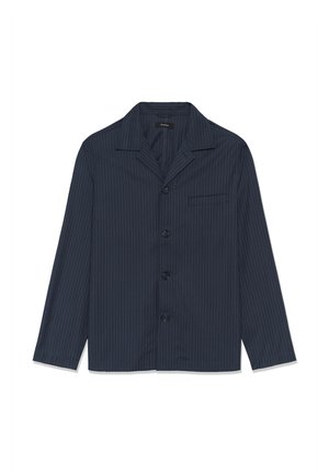 Camicia blu navy con bottoni, righe verticali bianche, colletto, maniche lunghe, taschino singolo sul petto e cinque bottoni sul davanti.