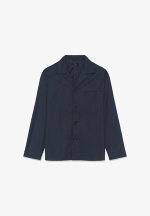 Tmavě modrá košile na knoflíky s vertikálními bílými pruhy, límcem, dlouhými rukávy, jednou kapsou na prsou a pěti knoflíky vpředu.