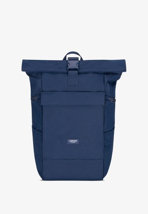 Navyblaue Rolltop-Rucksack aus strapazierfähigem Material, mit einer Fronttasche, verstellbaren Trägern und einem robusten Verschlussriemen.