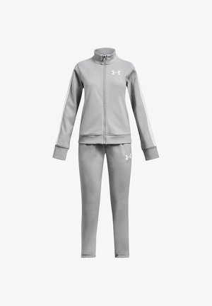 Chándal deportivo gris claro con chaqueta de cremallera completa y pantalones a juego, que presenta los logotipos de Under Armour en el pecho y el muslo.