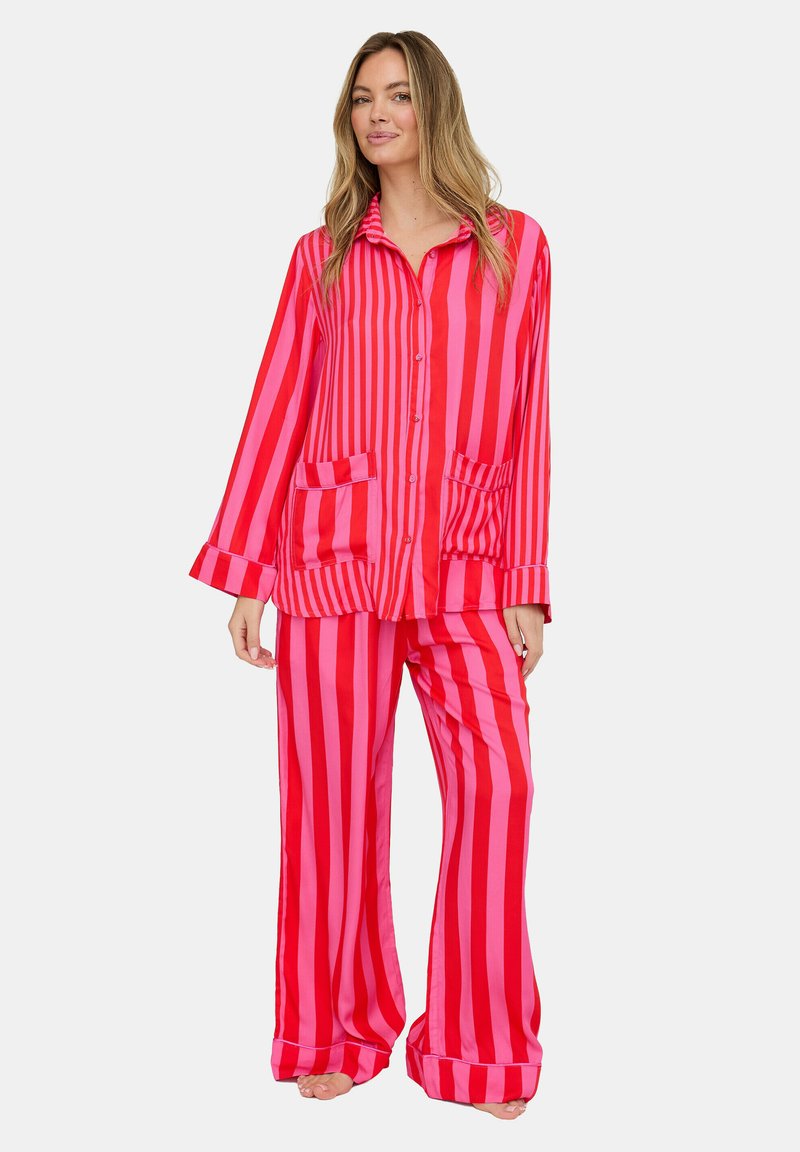 Rotes und pink gestreiftes Satin-Pyjama-Set mit langärmligem, knöpfbarem Oberteil mit zwei Taschen und passenden, locker sitzenden Hosen.