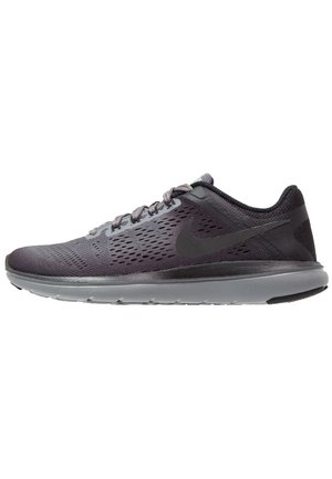Ciemnoszary but do biegania Nike z czarnym logo Swoosh, oddychającą siateczkową cholewką, szarą podeszwą i sznurówkami, widoczny z boku na białym tle.