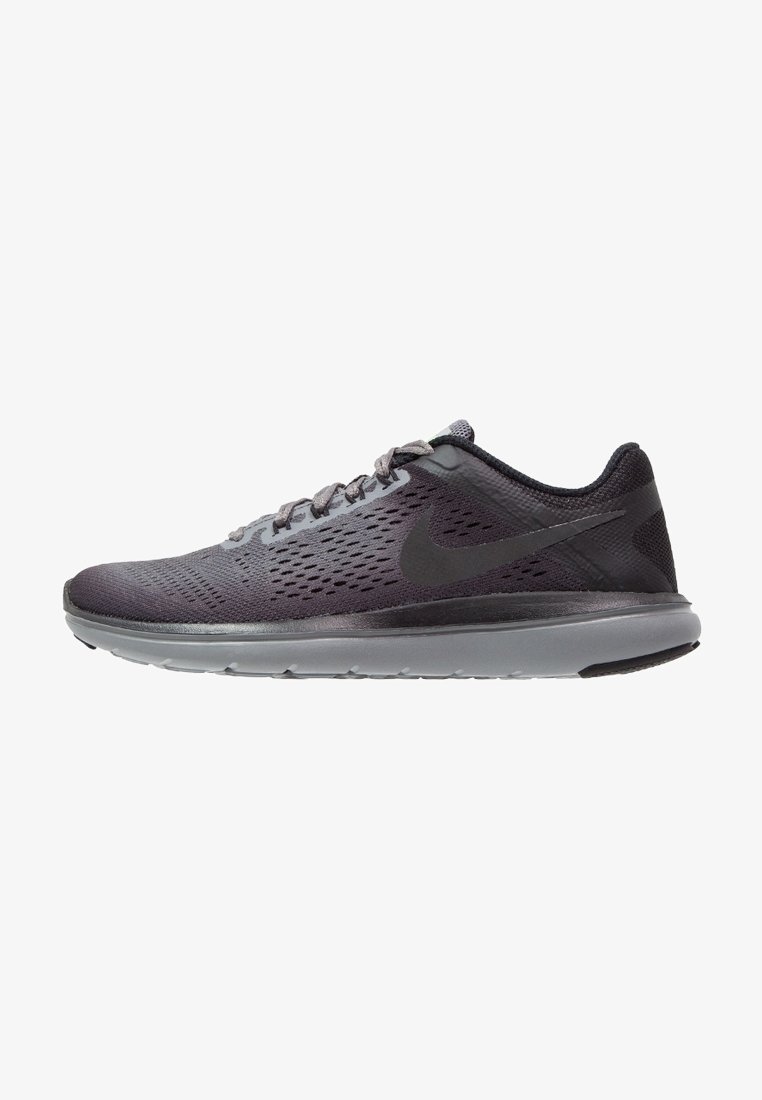 Chaussure de course Nike gris foncé avec logo swoosh noir, dessus en mesh respirant, semelle grise et lacets, vue de côté sur fond blanc.