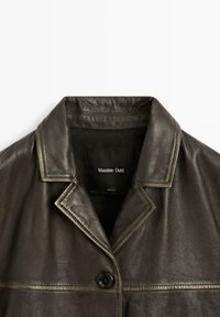 Brun læderjakke med hakket krave, enkelt sort knap og synlige syninger. Indvendig etiket med teksten "Massimo Dutti." Glat tekstur.