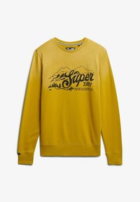 Sudadera amarilla mostaza con texto negro "Super Dry Fine Goods Co." y gráfico de montaña y árbol en el frente, cuello redondo y mangas largas.