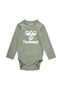 Langærmet bodysuit i blød olivengrøn bomuld, med et hvidt logo og trykknapper ved skuldrene og bunden for nem påklædning.