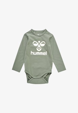 Langarm-Body aus weicher olivgrüner Baumwolle, mit einem weißen Logo und Druckknopfverschlüssen an der Schulter und am unteren Ende für ein einfaches Ankleiden.