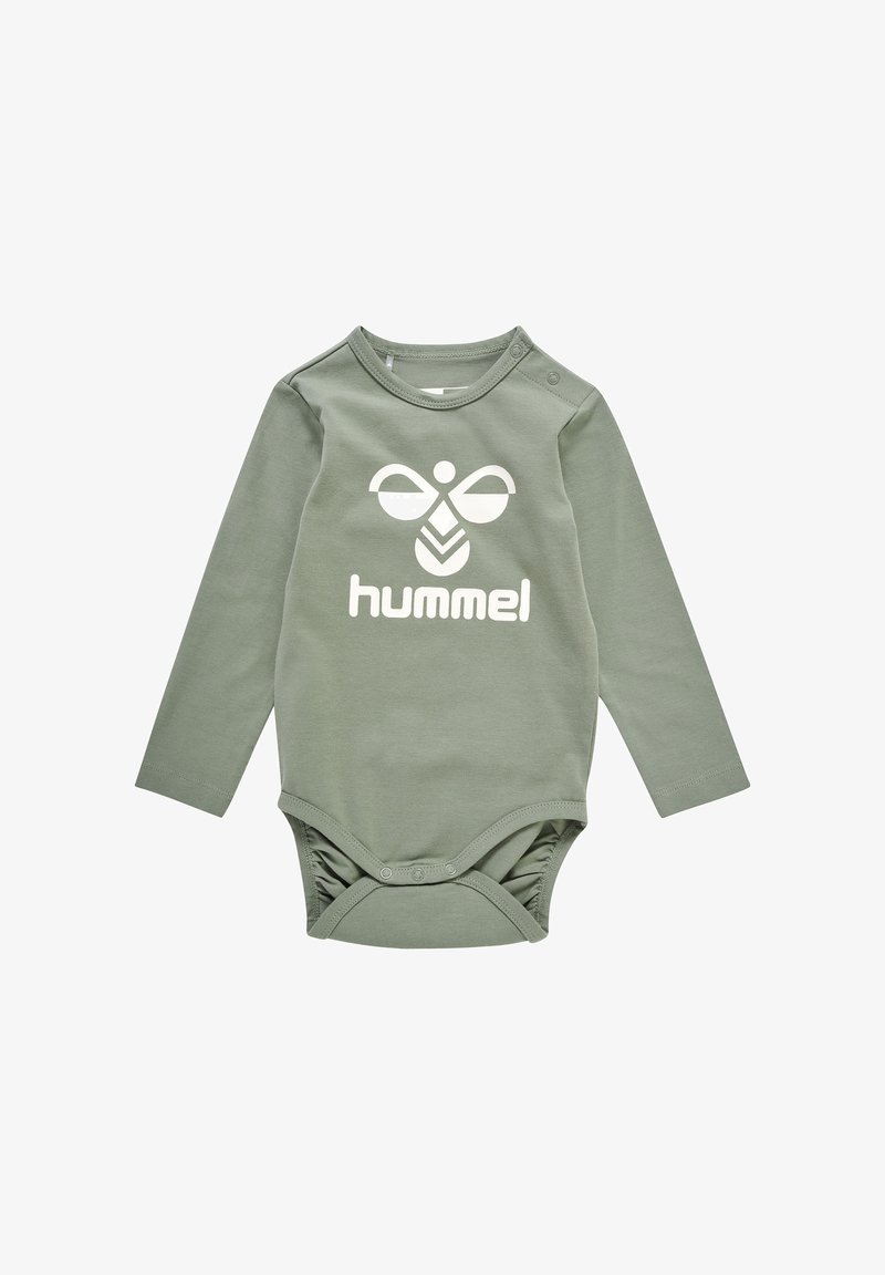 Bodysuit z długim rękawem w miękkim oliwkowym kolorze z bawełny, z białym logo oraz zapięciami na napy na ramieniu i dole, ułatwiającymi ubieranie.