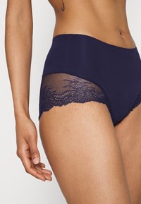 Spanx SPANXSUPERSMOOTH™ UNDIE-TECTABLE® LACE HI-HIPSTER - Calças - midnight navy