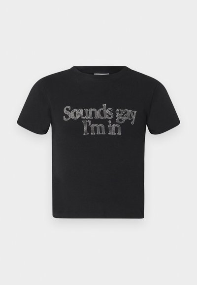 Tricou negru din bumbac, cu mâneci scurte, având un design decorativ cu text din cristale care spune "Sounds gay I'm in."