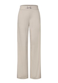 Pantalons larges beiges avec une taille élastique, ornés d'un détail en métal argenté décoratif à l'avant. Tissu doux avec un léger brillant.