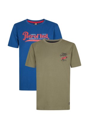 Twee T-shirts met korte mouwen en ronde hals, één blauw met rode "Petrol Ind" tekst, één olijfgroen met kleine rode autoafbeelding en tekst "Petrol Industries".