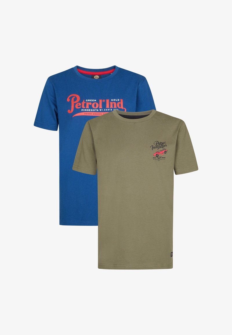 Deux t-shirts à manches courtes et col rond, l'un bleu avec le texte rouge "Petrol Ind", l'autre vert olive avec une petite voiture rouge imprimée et le texte "Petrol Industries".