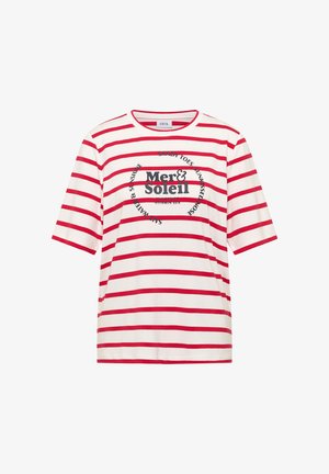 Weißes T-Shirt mit roten horizontalen Streifen und schwarzem Text "Mer & Soleil", umgeben von kreisförmigen Phrasen zum Thema Sonne und Meer.