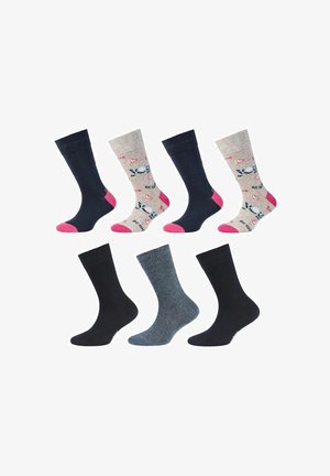 Sei paia di calzini: in cotone blu scuro, grigio e nero con texture diverse; un paio presenta un design grigio chiaro con accenti rosa e motivi.