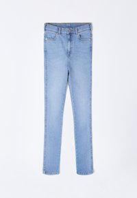 Jeans de denim azul claro con un corte ajustado, cinco bolsillos y cierre de cremallera. La tela tiene una textura suave y un desvanecimiento mínimo.