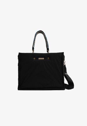 Zwarte nylon draagtas met gevlochten blauwe en zwarte hengsels, met een gladde textuur, twee gouden accenten en een afneembare schouderband.