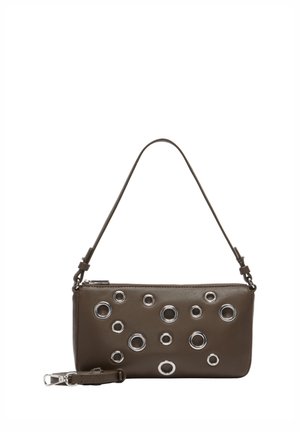 Kleine braune Lederhandtasche mit silbernen, kreisförmigen Metallösen als Dekoration und abnehmbarem Tragegurt vor weißem Hintergrund.