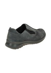 Dunkelgraue Wildlederschlüpfschuh mit schwarzem elastischem Einsatz an der Seite und strukturiertem schwarzen Gummi-Laufsohle, von einem seitlichen Hinterwinkel aus gezeigt.