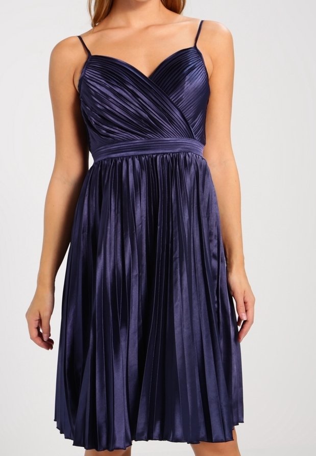Námořnické plisované šaty s přiléhavým trupem, tenkými ramínky a splývavou sukňou. Vyrobeno z saténové látky s jemným leskem a strukturou.