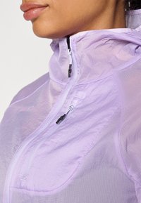HOKA SKYFLOW JACKET - Windbreaker - aster flower