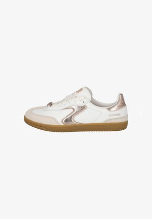 Zapatilla blanca con detalles en rosa dorado, parte superior de ante y material sintético, suela de goma y cierre frontal con cordones. Presenta un diseño curvo distintivo.