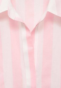 Tessuto a righe rosa e bianche con una texture leggera e morbida. Presenta un colletto a punte e una chiusura frontale con bottoni, creando un design classico da camicia.
