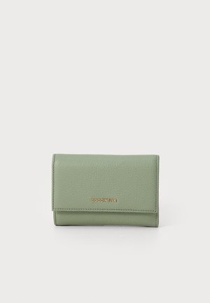 Portafoglio verde in pelle con superficie texturizzata, chiusura a scatto e logo dorato. Forma rettangolare compatta.