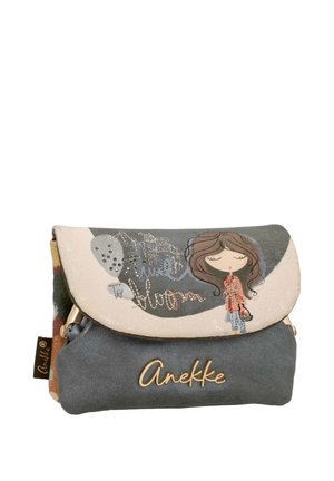 Pequeño monedero gris y beige con una ilustración de una niña de dibujos animados y la palabra "Anekke" en la solapa frontal y el cuerpo.