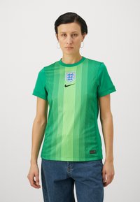 Zaļš sporta džersijs ar vertikālām svītrām, apaļu kakla izgriezumu, īsām piedurknēm, ar Nike logo un Anglijas ģerboni uz krūtīm.