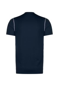 T-shirt blu navy a maniche corte realizzato in tessuto morbido. Presenta cuciture bianche sottili lungo le spalle, con collo a girocollo.