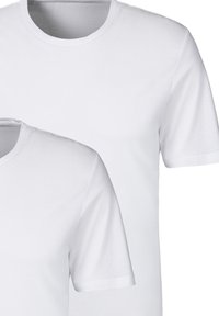 Deux t-shirts en coton blancs empilés. Les deux ont un col rond, des manches courtes et une texture lisse, sans motifs ni designs visibles.