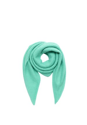 Weicher mintgrüner Strickschal, zu einer Schlaufe mit spitzen Enden gefaltet, auf weißem Hintergrund isoliert.