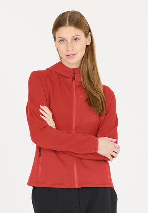 Röd zip-up jacka med huva, som har ett texturerat mönster, en zip-försedd bröstficka och sidofickor. Mjuk tyg med åtsittande ärmar.