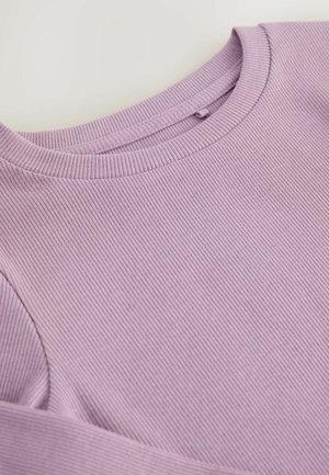 Top in magenta a coste con scollatura rotonda e texture morbida, caratterizzato da una vestibilità leggermente loose e da dettagli di cucitura sottili.
