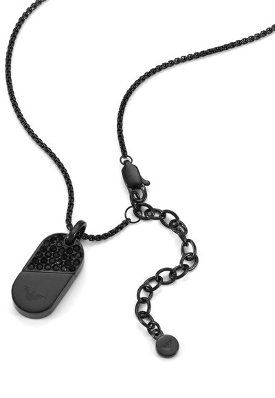 Sorte halskæde med en hundetagsvedhæng med teksturerede accenter og en glat base, fastgjort til en snoet kæde med en lås.