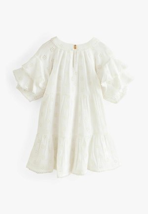 Rochie albă brodată, cu un design cu mâneci scurte evazate, având un tiv în straturi și o închidere cu buton la spate. Tesătură texturată în întreaga rochie.
