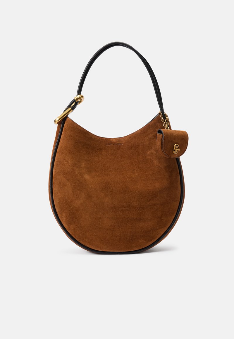 Sac hobo en daim marron avec une forme incurvée, garniture en cuir noir, quincaillerie dorée et une petite poche à rabat comportant un détail de logo.