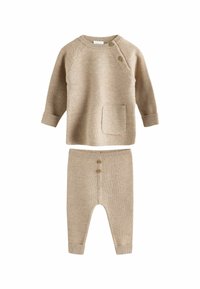 Beige neulepaita, jossa on pyöreä pääntie, raglanhihat ja etutasku, yhdistettynä samaa sävyä oleviin slim-fit-housuihin, joissa on kaksi nappikoristetta.