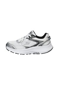 Zapatilla deportiva blanca con parte superior de malla texturizada, acentos plateados, detalles en negro, cierre con cordones y suela acolchada con patrón de tracción.