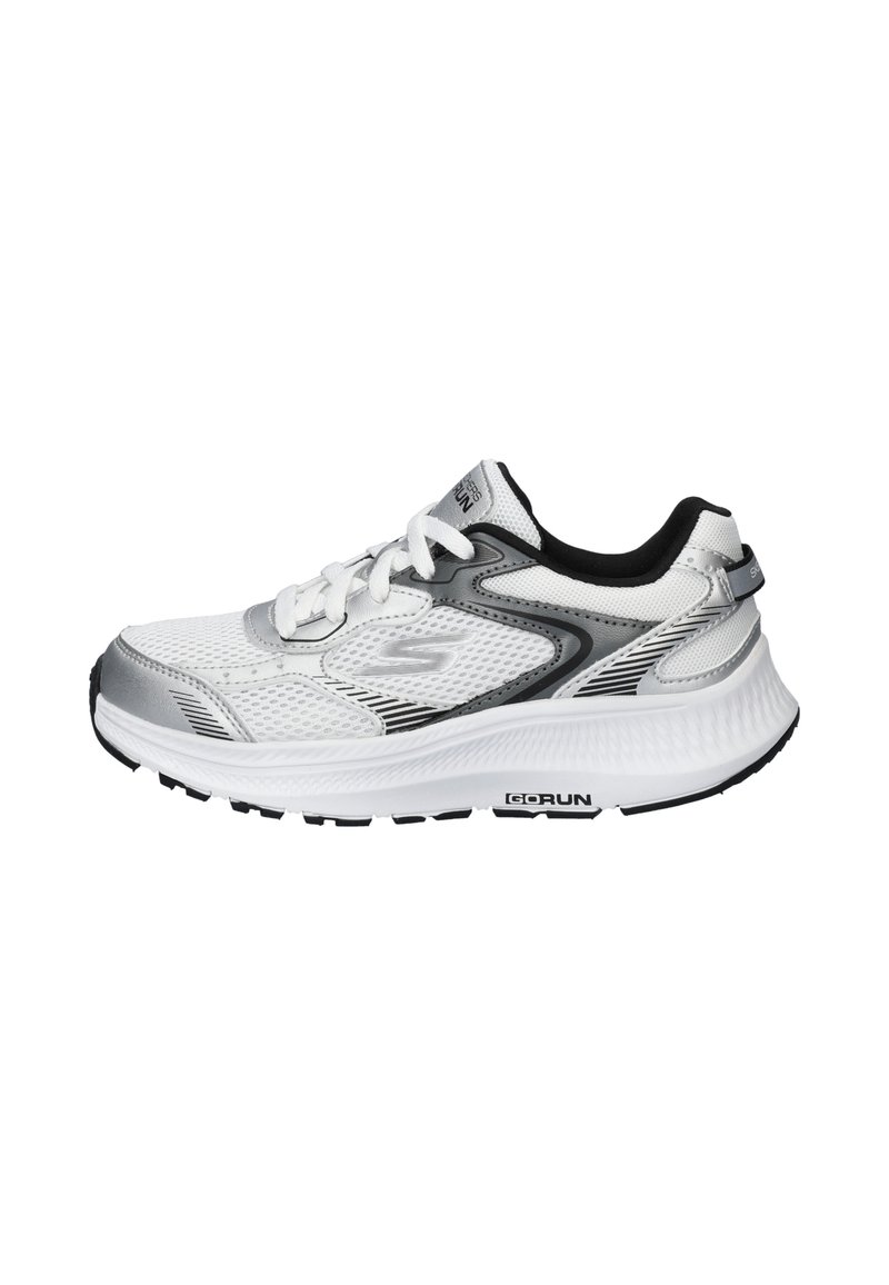 Zapatilla deportiva blanca con parte superior de malla texturizada, acentos plateados, detalles en negro, cierre con cordones y suela acolchada con patrón de tracción.