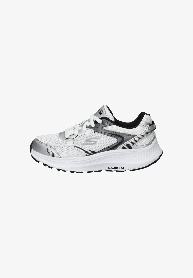 Zapatilla deportiva blanca con parte superior de malla texturizada, acentos plateados, detalles en negro, cierre con cordones y suela acolchada con patrón de tracción.