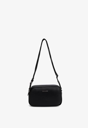 Zwarte leren crossbodytas met verstelbare band en zilveren ritssluiting, kleine rechthoekige vorm, "David Jones" logo aan de voorkant.