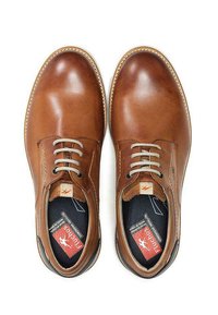 Zapatos de vestir de cuero marrón con un acabado suave, punteras redondeadas, cordones de cinco agujeros y costuras en contraste a lo largo de la suela. Presentan una etiqueta de logo en el interior.