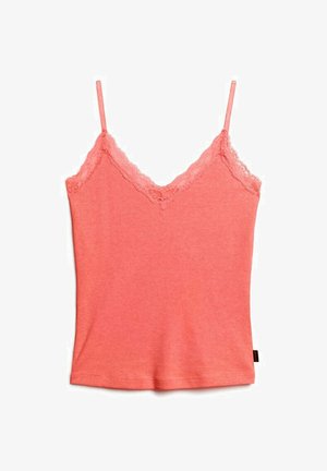 Koraalkleurige tanktop met dunne bandjes, geribbeld patroon en kantafwerking langs de halslijn. De onderrand is recht met een lichte flare.