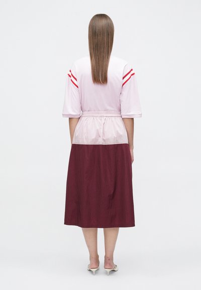 Φόρεμα σε ανοιχτό ροζ χρώμα με κοντά μανίκια, κόκκινες ρίγες, ελαστική μέση και μπορντό φούστα. Ομαλή υφή και μήκος έως το γόνατο.